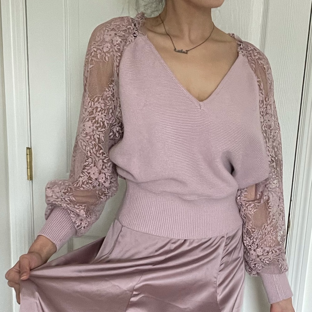 Beautiful Lavender/mauve knit sweater w/ lace sleeves & trendy back. VICI. NWT.